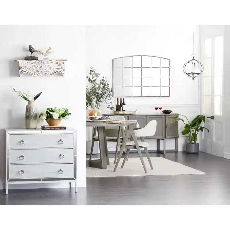Miroir mural à cadre métallique inspiré d'une fenêtre à carreaux, avec plateau arqué