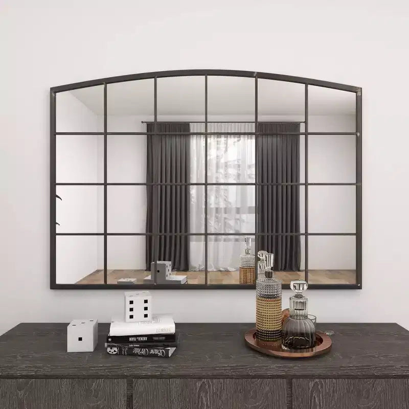 Miroir mural à cadre métallique inspiré d'une fenêtre à carreaux, avec plateau arqué
