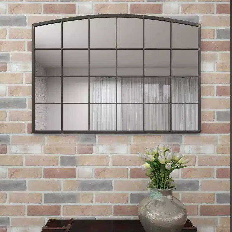 Miroir mural à cadre métallique inspiré d'une fenêtre à carreaux, avec plateau arqué