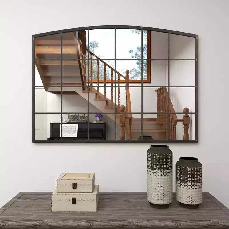 Miroir mural à cadre métallique inspiré d'une fenêtre à carreaux, avec plateau arqué