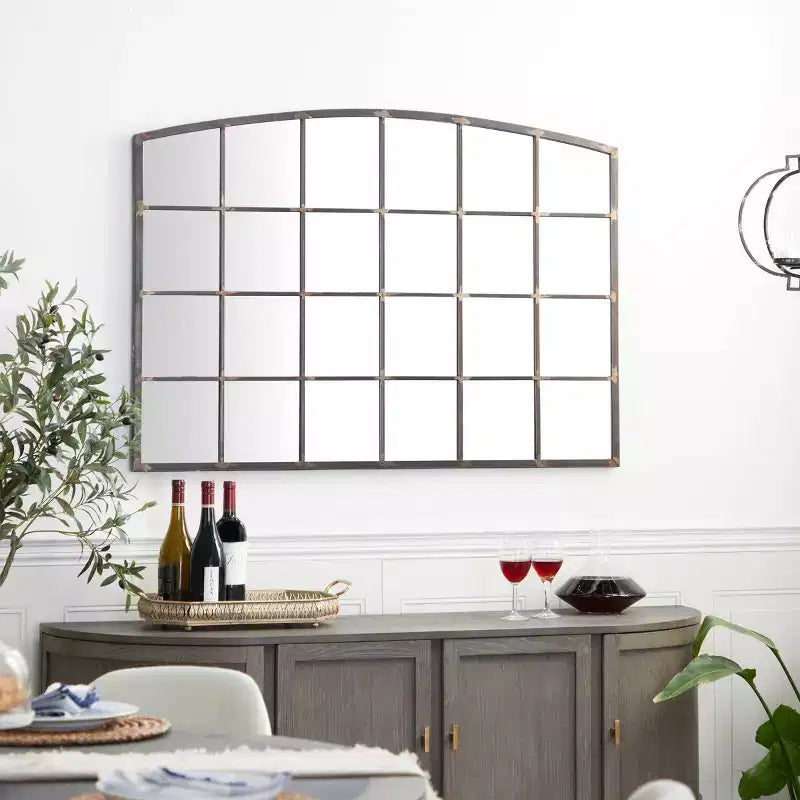 Miroir mural à cadre métallique inspiré d'une fenêtre à carreaux, avec plateau arqué
