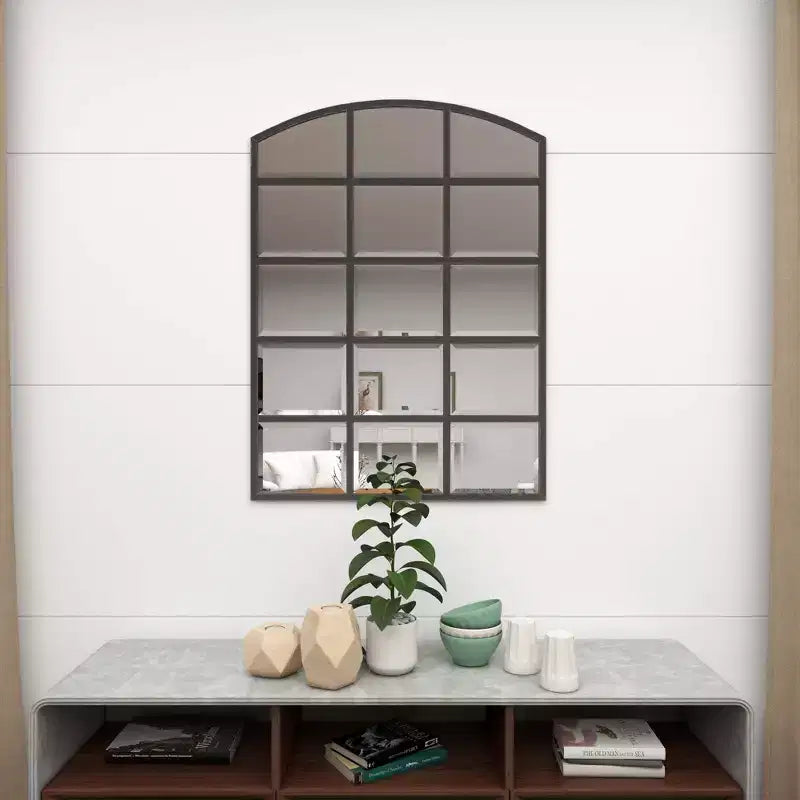 Miroir mural à cadre métallique inspiré d'une fenêtre à carreaux, avec plateau arqué
