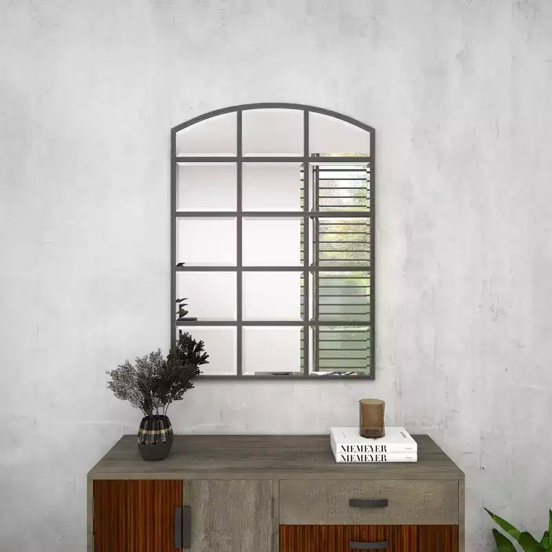 Miroir mural à cadre métallique inspiré d'une fenêtre à carreaux, avec plateau arqué