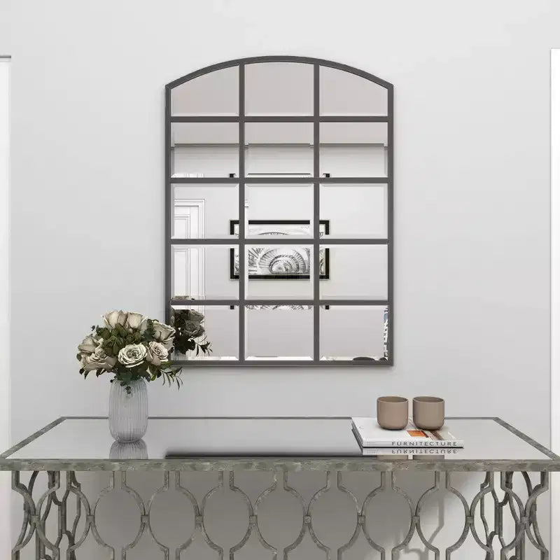 Miroir mural à cadre métallique inspiré d'une fenêtre à carreaux, avec plateau arqué