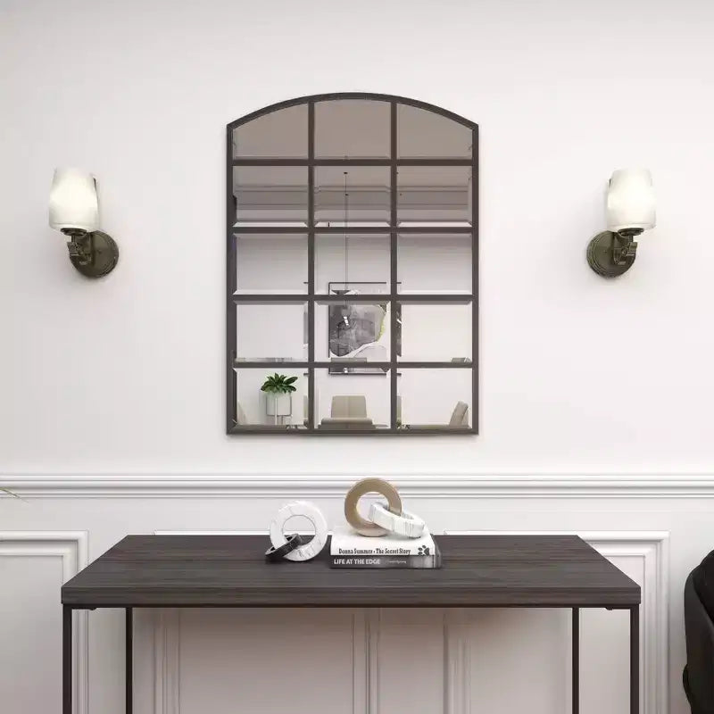 Miroir mural à cadre métallique inspiré d'une fenêtre à carreaux, avec plateau arqué