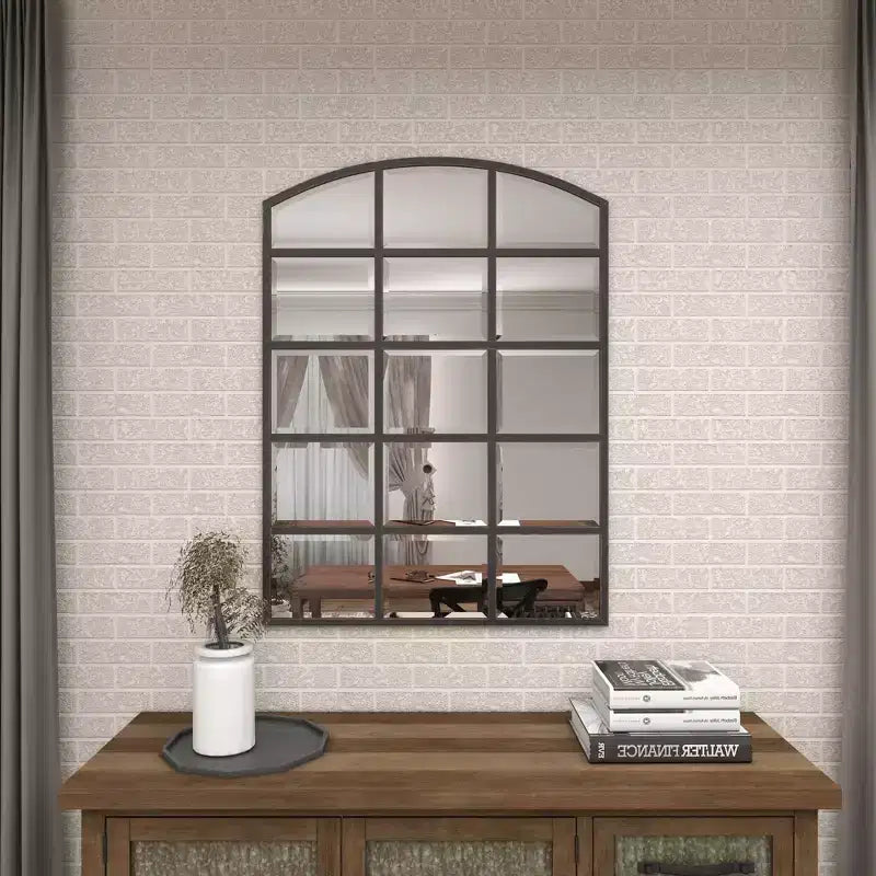 Miroir mural à cadre métallique inspiré d'une fenêtre à carreaux, avec plateau arqué