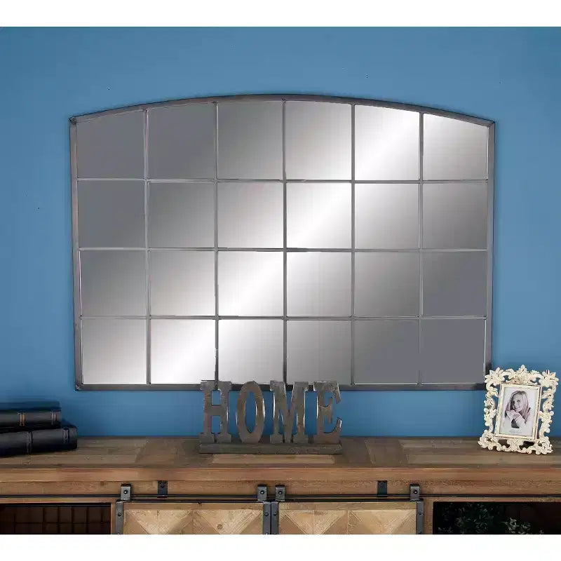 Miroir mural à cadre métallique inspiré d'une fenêtre à carreaux, avec plateau arqué