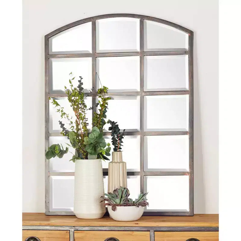 Miroir mural à cadre métallique inspiré d'une fenêtre à carreaux, avec plateau arqué